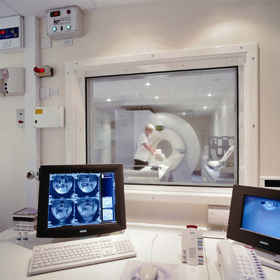 Пробивая комната Rf Mri защищала окно с рамкой и латунной сеткой внутрь